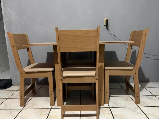 Mesa de jantar com 4 cadeiras