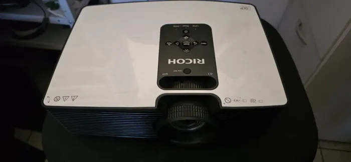 Projetor ricoh funcionando perfeitamente  4000 lumens