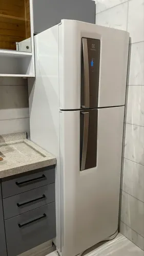 Geladeira frostfree Eletrolux Branca