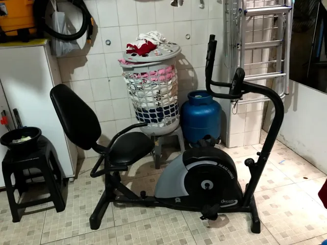 Aparelho de exercício para pedalar