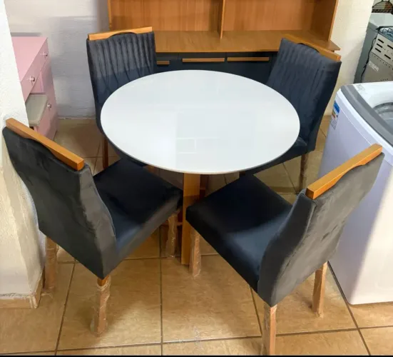 Mesa de jantar toda em madeira com vidro