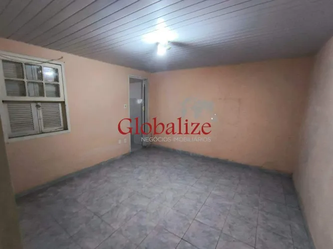 Casa para reforma à venda na Aparecida com 2 vagas, 3 quartos e 2 banheiros, amplo quintal