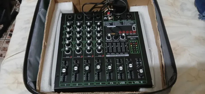 Mesa de som 4 canais