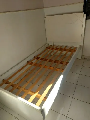 Cama de Solteiro branca (marca Rudnik), com pedra de cristal