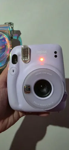 Câmera Instax Mini 11 Lilás + Case Holográfica