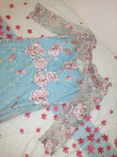Vestido longo rendado e bordado de festa florido 