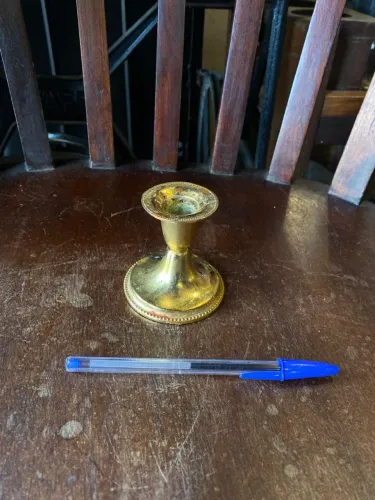 Pequeno castiçal em metal dourado (ref:301)