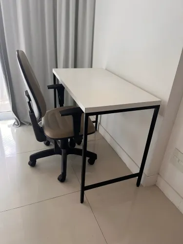 Mesa de estudos e cadeira