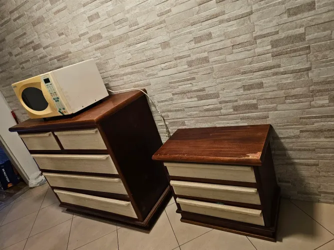 Vende-se para de cômoda + micro-ondas, observação, o micro-ondas precisa de concerto !