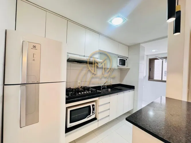Apartamento semimobiliado para locação no Champagnat com 2 quartos, sacada com churrasquei