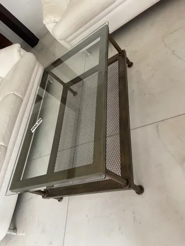 Mesinha de centro com metal envelhecido e tampo de vidro