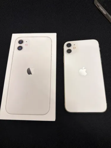Vendo iPhone 11 64gb 72% de bateria todo original sem nenhum defeito.