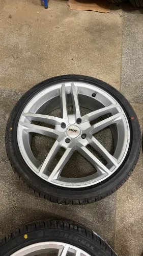 Rodas aro 17 com pneus novos perfil baixo