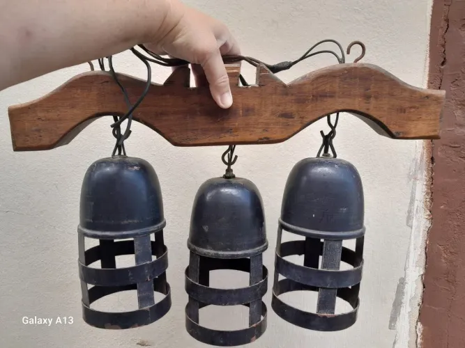 Dois Lustres de madeira