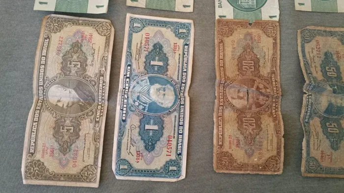 Vendo notas antigas de um cruzeiro, 20 Cruzeiro,50 cruzeiro,5 cruzeiro.