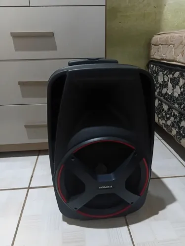 Caixa de som nova em perfeito estado, com carregador 