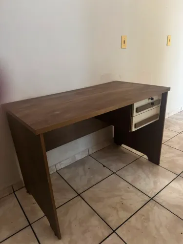 Vendo mesa de escritório, com duas gavetas e ótimo estado
