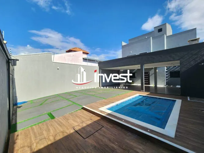Sobrado Amplo no Jardim Itália com 4 Suítes, Piscina Aquecida e Garagem para 6 Carros
