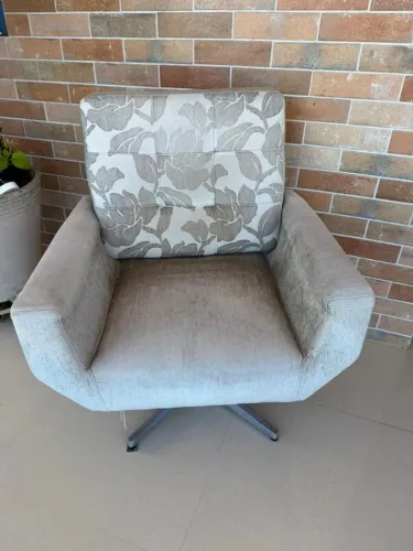 PAR DE POLTRONAS GIRATÓRIAS (CADEIRAS DE APROXIMAÇÃO)