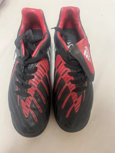 Chuteira adidas