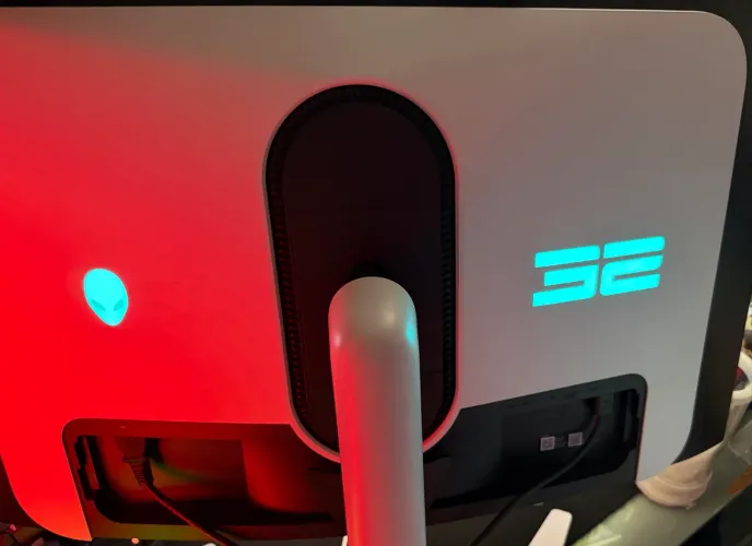 Monitor Dell QD-oLED 4k 240hz 
