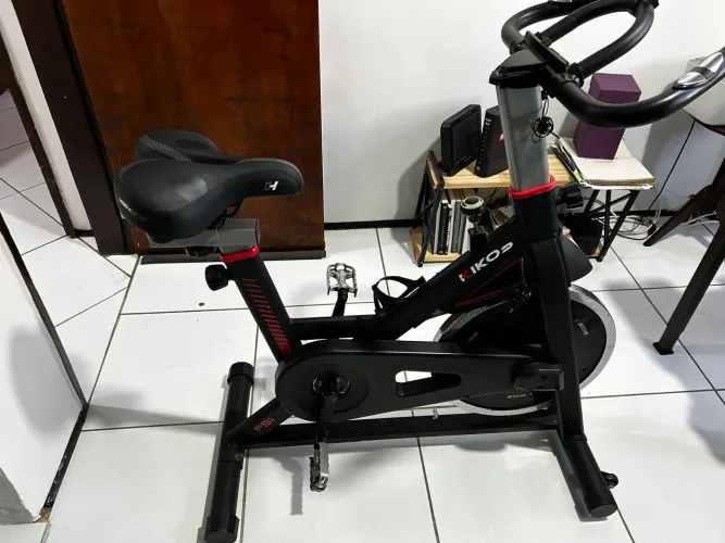 BICICLETA DE SPINNING KIKOS F5I - RODA DE INÉRCIA 10 KG (COM UPGRADES)