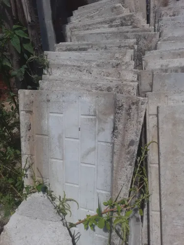 Vê do muro de concreto armado medindo 30 metros vendo partes tb