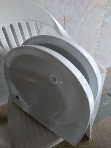 Vendo 2 Pias Para Banheiro Marca Celite e 3 Torneiras. Todos Novos.