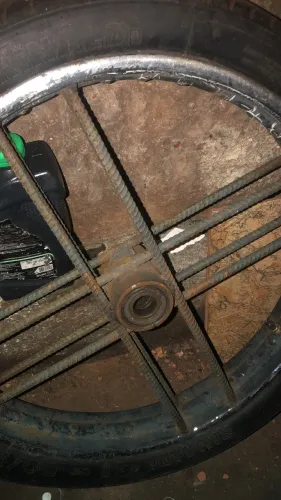 Vende se uma roda pra carretinha de reciclagem 