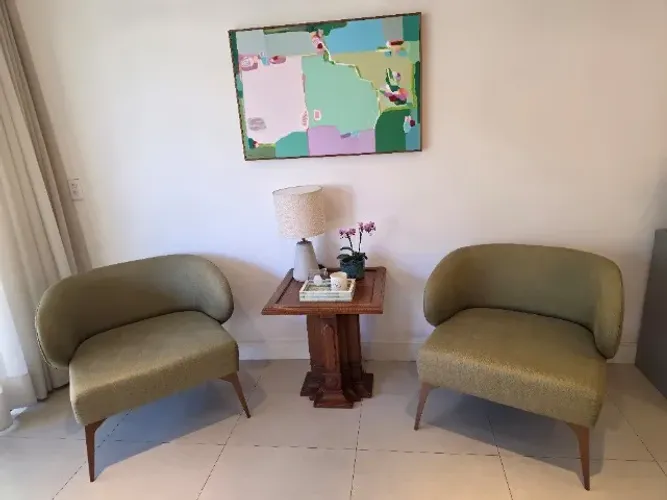 Poltronas verde-oliva em linho tramado e pés de metal