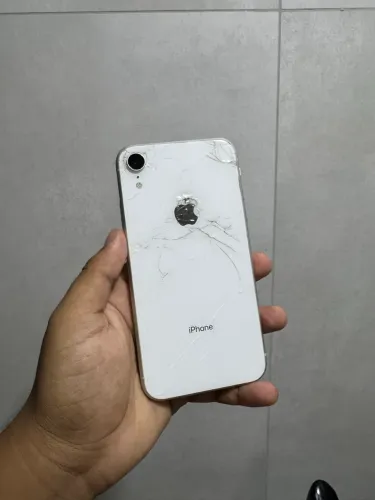 iPhone XR 128gb com detalhes