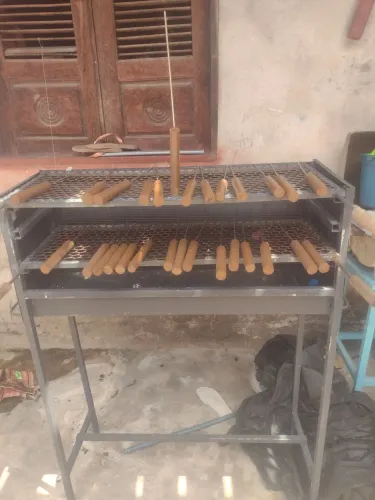 CHURRASQUEIRA COM OS ESPETOS