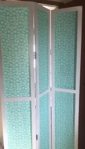 Vendo lindo biombo em madeira e tecido, com 190 cm x 1,05 cm 