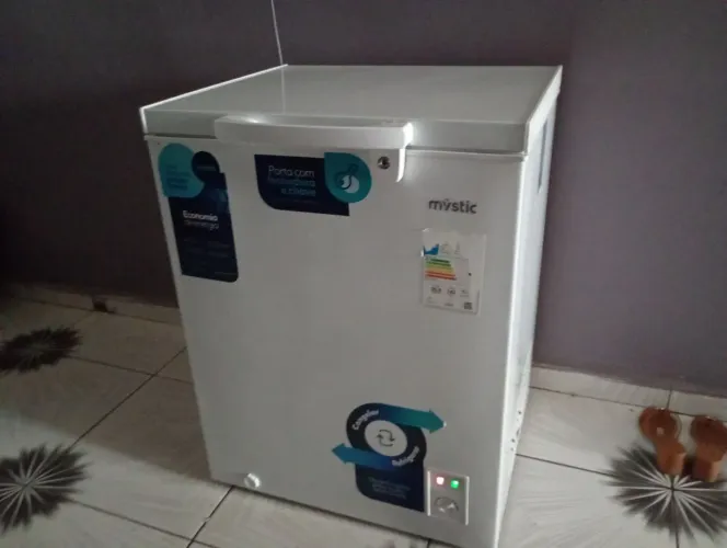Freezer semi novo