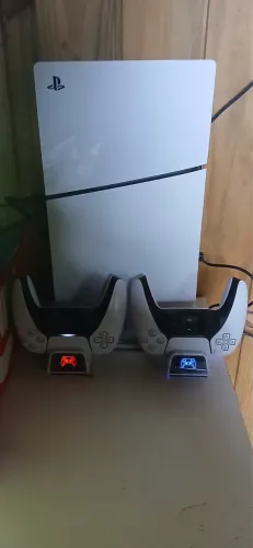 PlayStation 5 com 2 controles