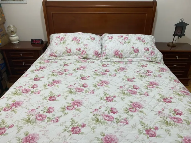 ? Conjunto de Quarto Queen em Madeira - Cama com 4 Gav etões + Colchão + 2 Criados-Mudos