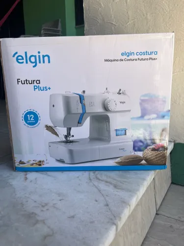 Máquina de Costura Elgin Futura Plus+ Nova e Lacrada