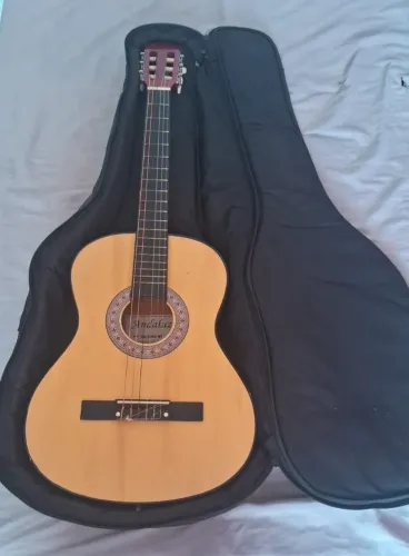 Vende-se um violão.