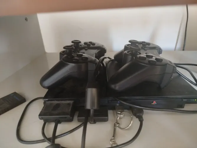 Vendo Playstation 2 desbloqueado e com duas memory card e com cabos e dois controles
