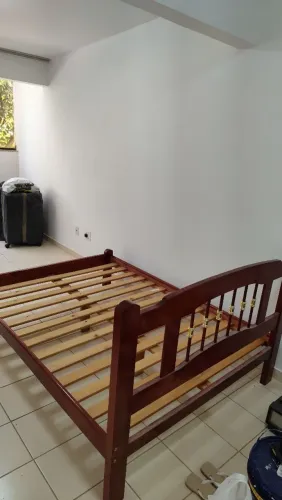 Vende se esta cama de casal madeira maciça 