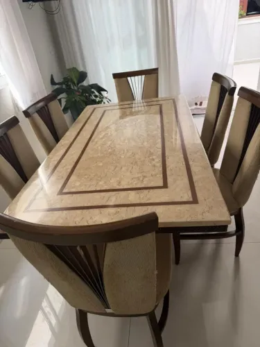 Mesa de mármore com 6 cadeiras