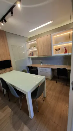 SALA MOBILIADA COM DESPESAS INCLUSAS NO SETOR SUL PARA ATÉ 4 PESSOAS