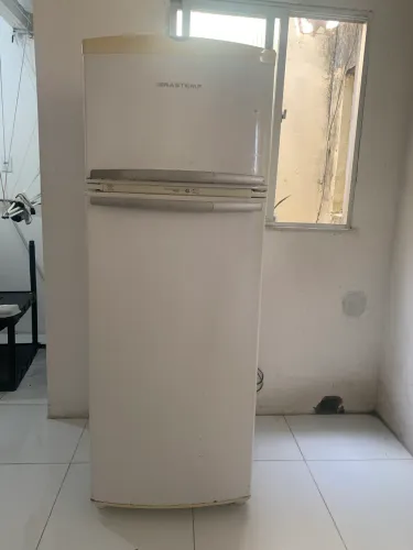 Vende-se uma geladeira Brastemp