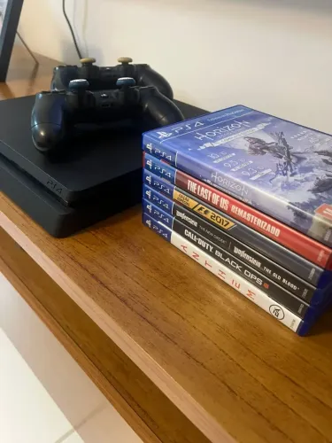 Playstation 4 slim/PS4 1TB com 2 controles + 6 jogos