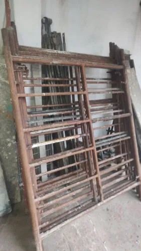Peças de andaimes faixadeiro com escadaria. R$2200