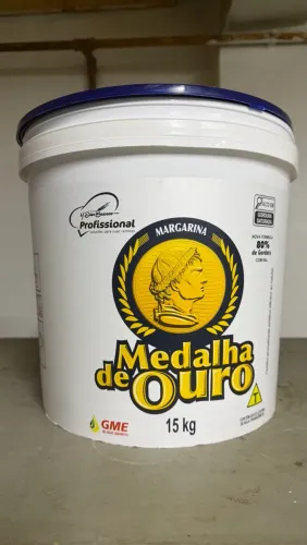 Baldes de Margarina Limpos com Tampa
