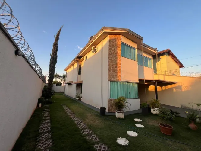 Sobrado, 3 quartos, 3 suítes, 190 m², 5 vagas no Jardim Balneário Meia Ponte em Goiânia
