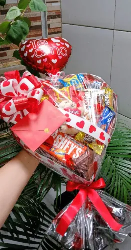 Cesta de Chocolates Romântica Com Cartão, Ursinho e Balão.
