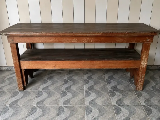 Mesa com bancos