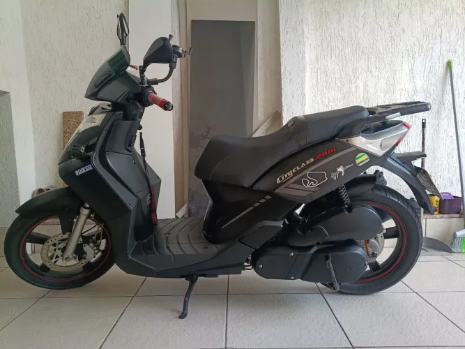 Moto muito boa e conservada , km baixo... pegar e andar